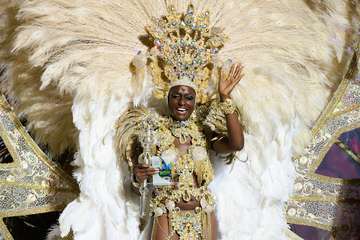 El diseñador teldense Nauzet Afonso vuela con éxito en el Carnaval capitalino (Foto TA)